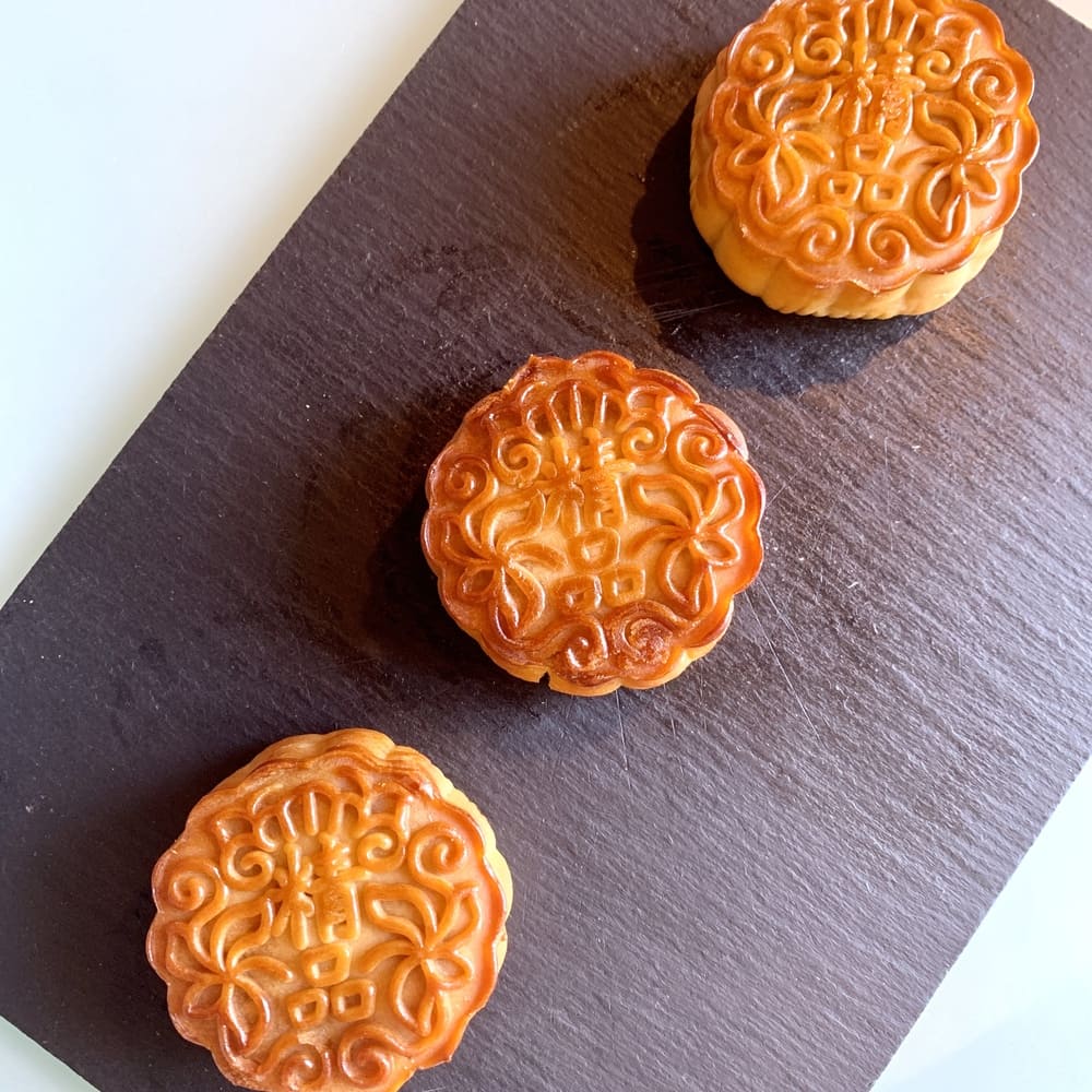 Hong Kong Mooncake White Lotus Paste Salted Egg Yolk 100g