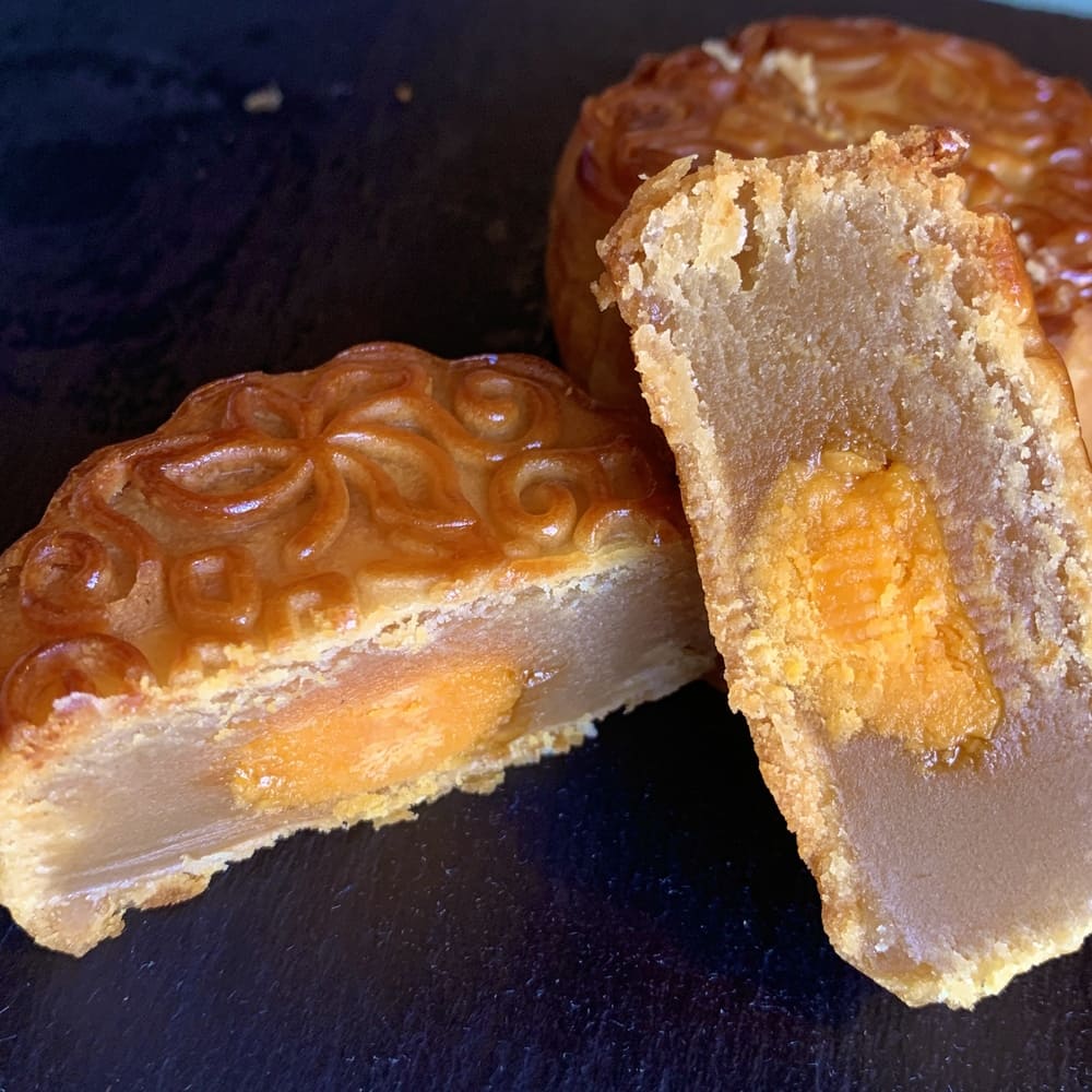 Hong Kong Mooncake White Lotus Paste Salted Egg Yolk 100g