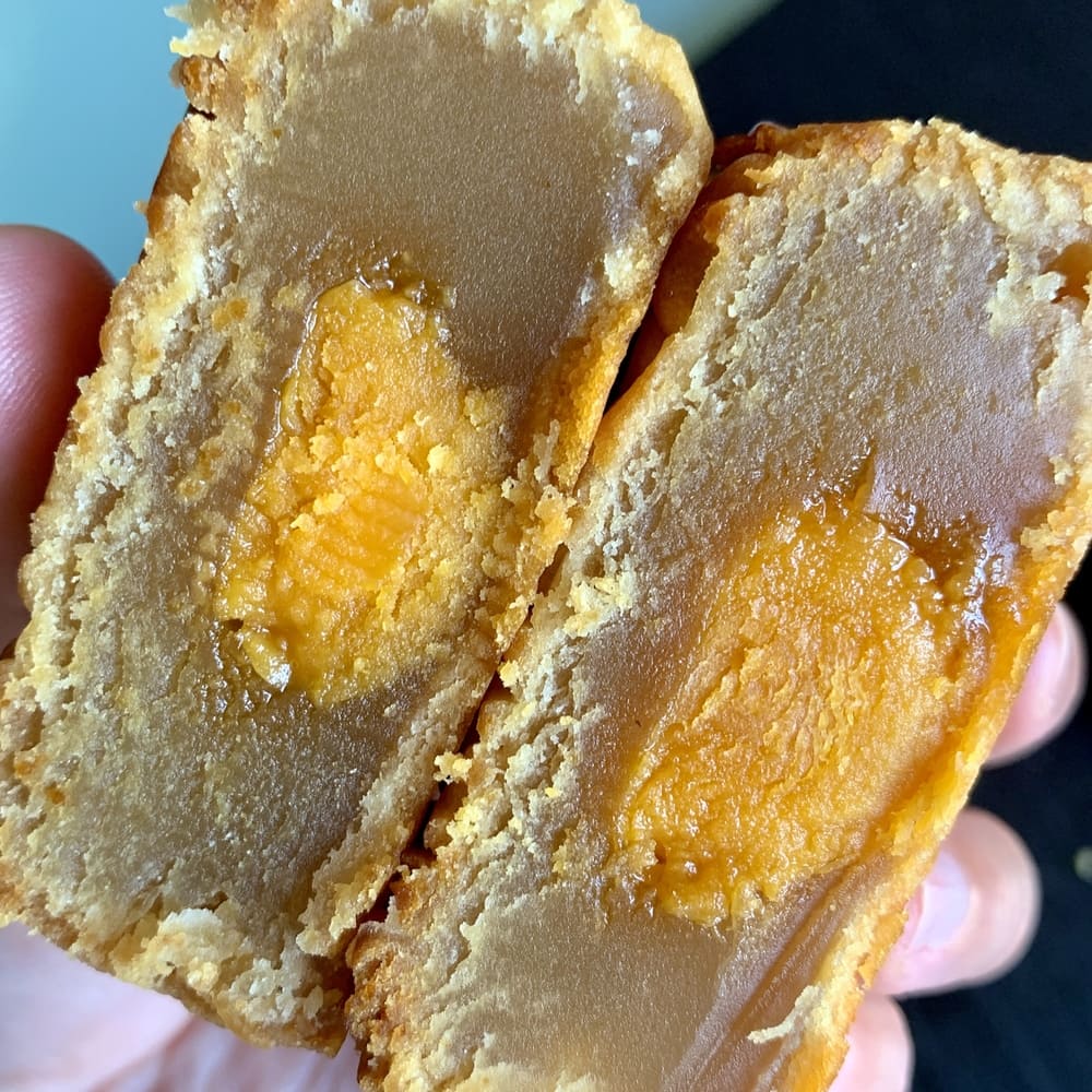 Hong Kong Mooncake White Lotus Paste Salted Egg Yolk 100g