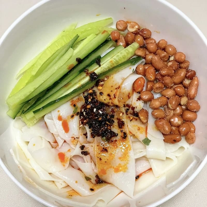 Sichuan Mianpi Noodles in Red Oil & Sour Spicy Sauce - Akuan