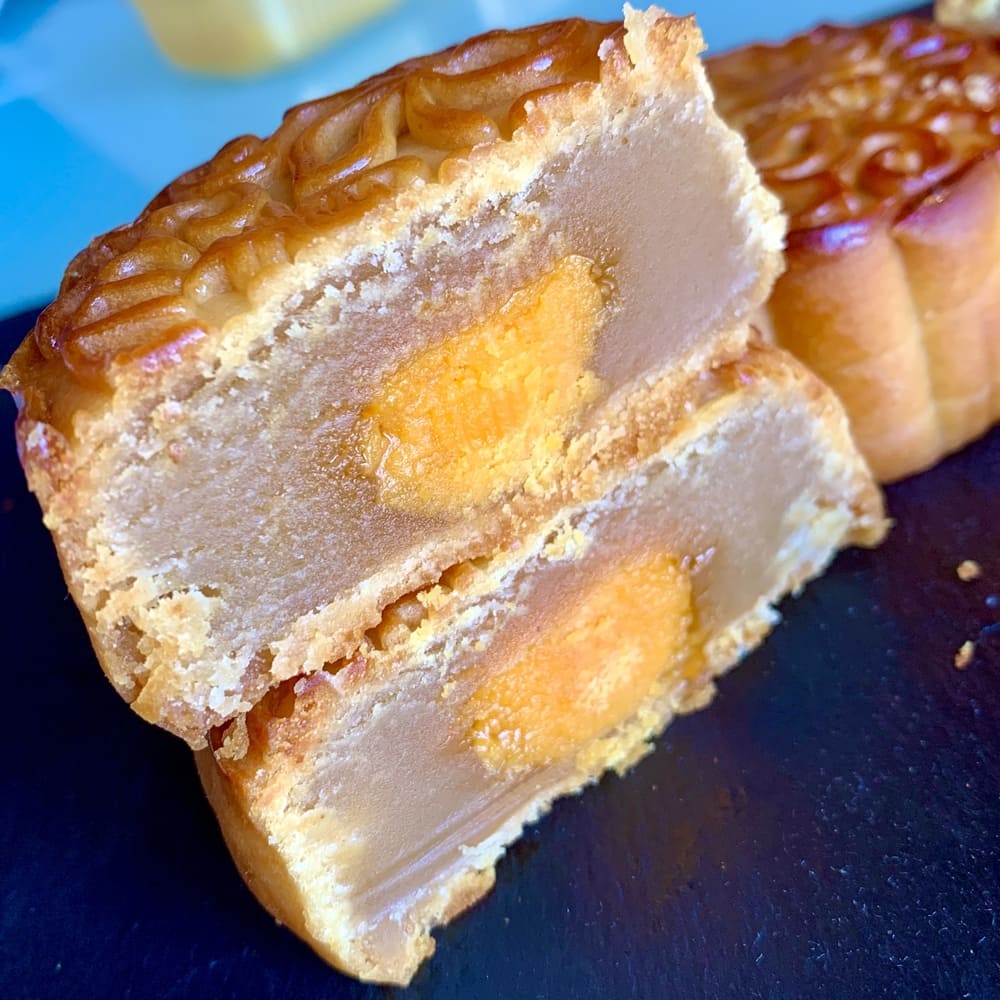Hong Kong Mooncake White Lotus Paste Salted Egg Yolk 100g
