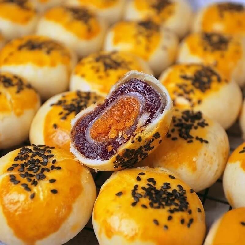 Puff Pastry Mooncake Salted Egg Yolk & Purple Potato 110g